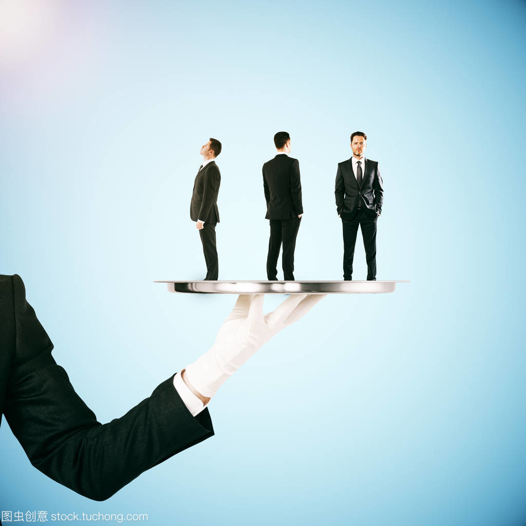 手拿着银托盘与三个小商人在蓝色背景上。人力资源概念